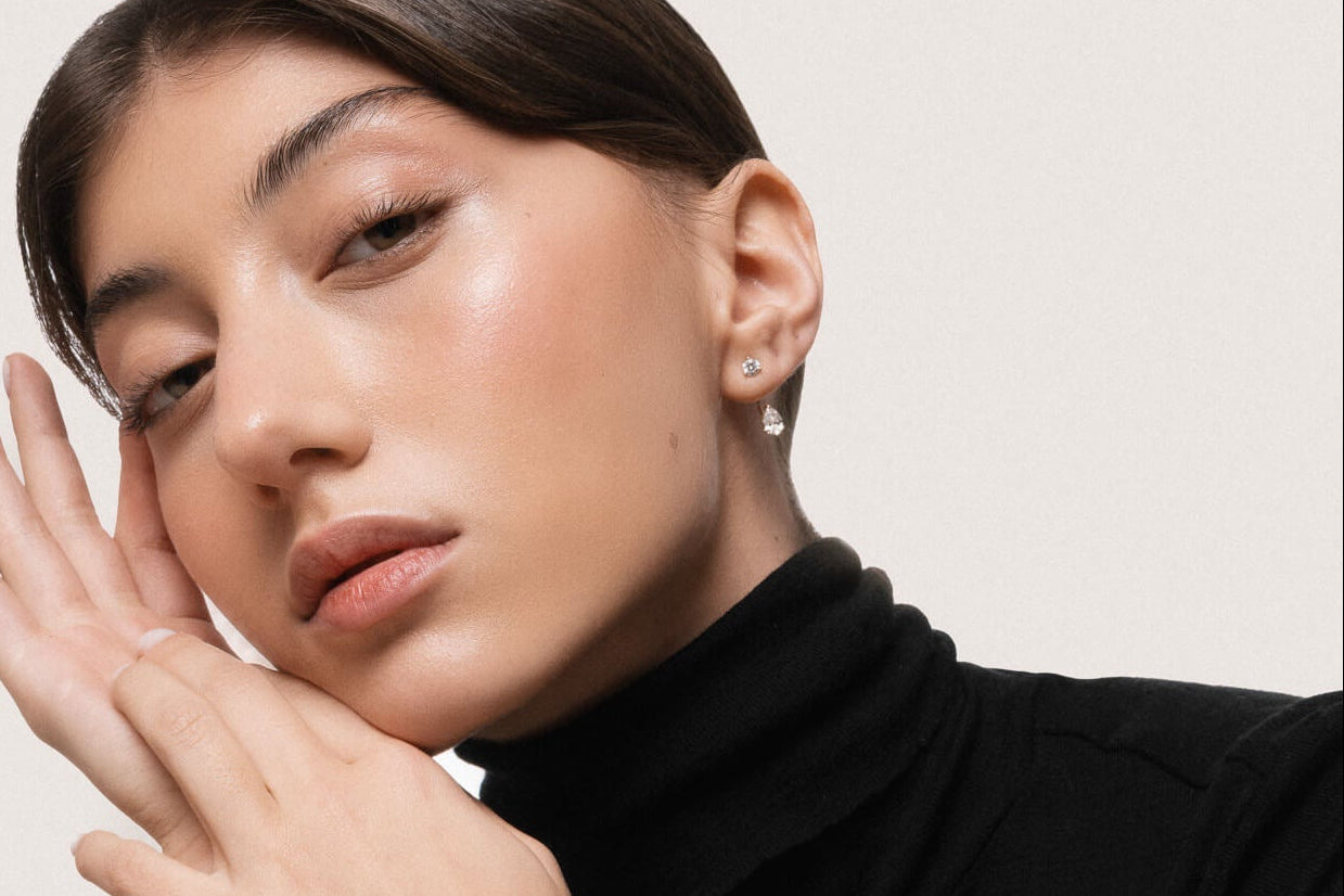 Model wearing the Tria three diamond bracelet in solid yellow gold by Anate, worn on model, portrait shot testimonial image