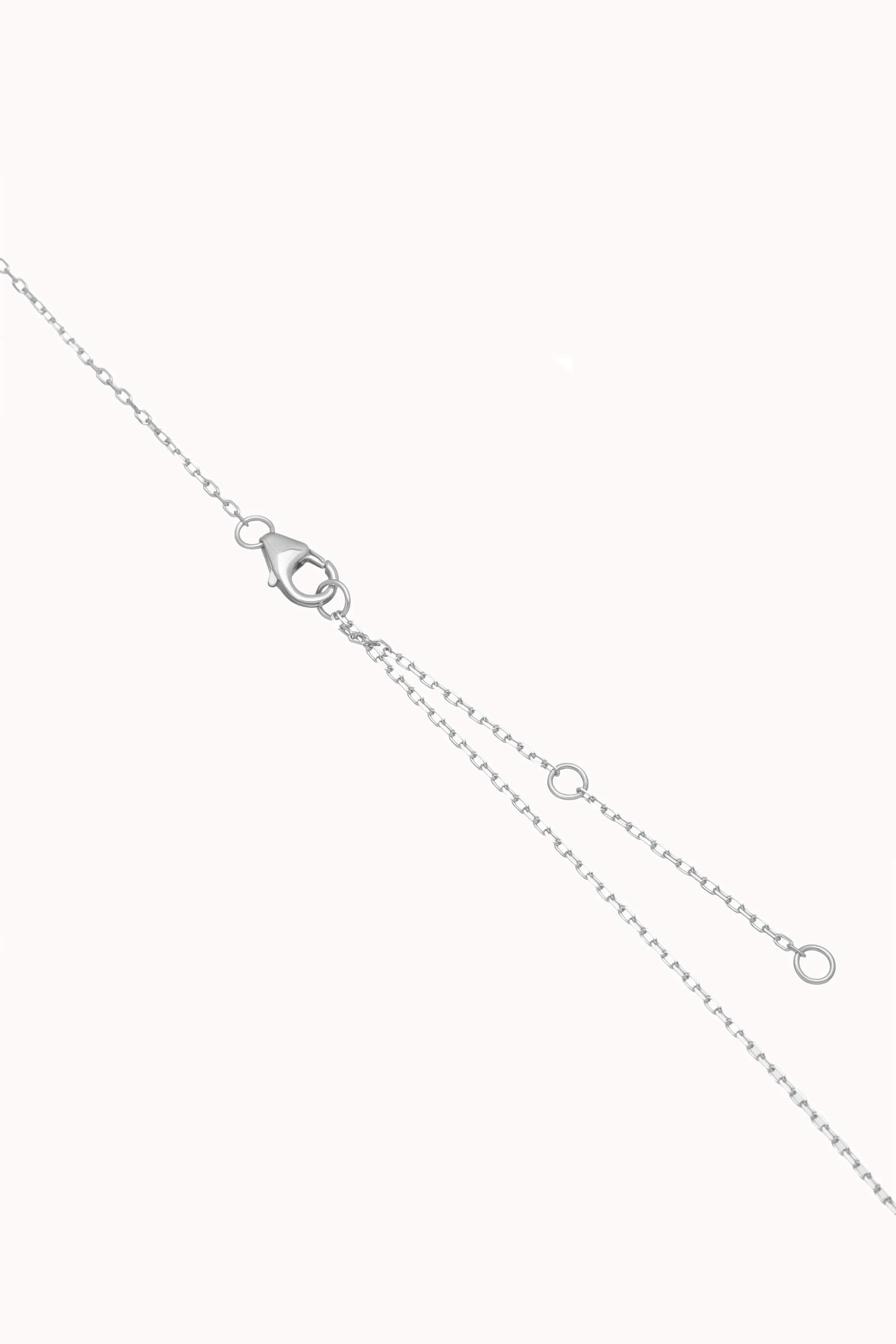 Elio three diamond necklace in solid white gold by Anate, close-up of the chain